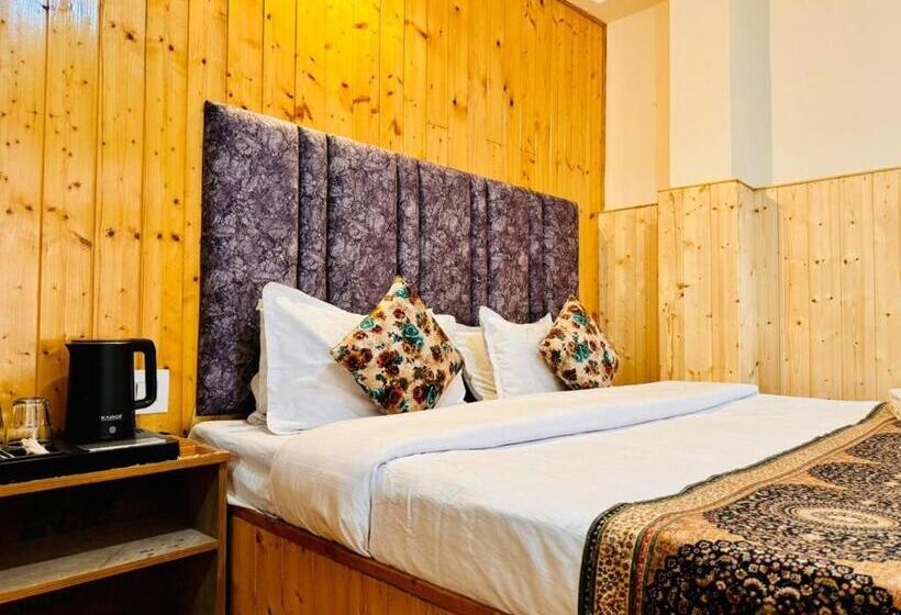 디럭스 룸 킹사이즈 침대, Suraj Retreat Inn