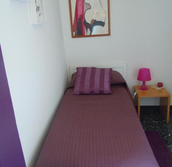Quarto Estandar Individual Banheiro Compartilhado, A Crèuza