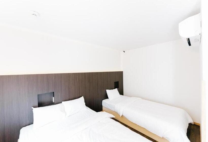اتاق استاندارد سه نفره, B&b Neagari