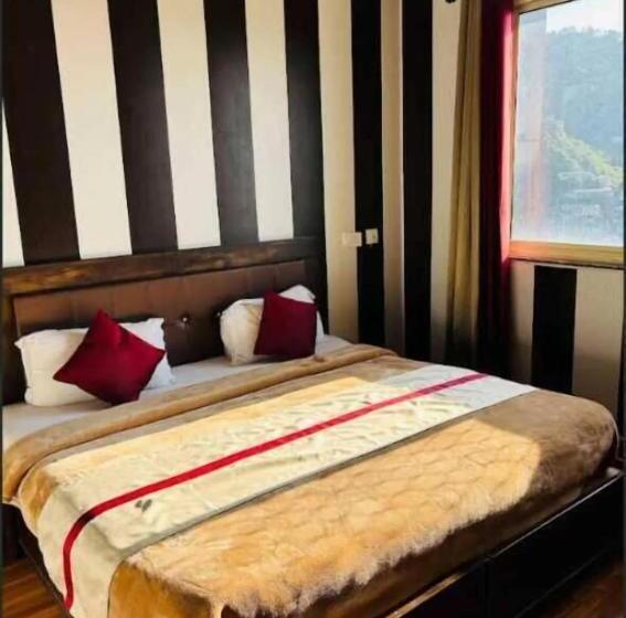 디럭스 룸, Fabhotel Maya