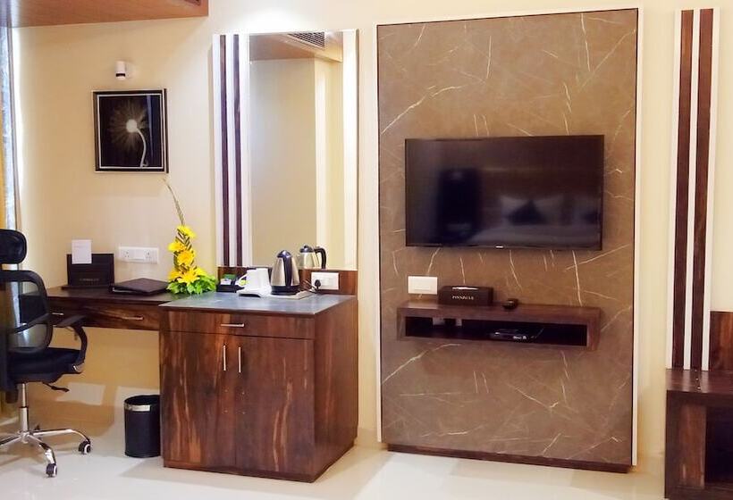 اتاق لوکس, Pinnacle By Click Hotels, Lucknow
