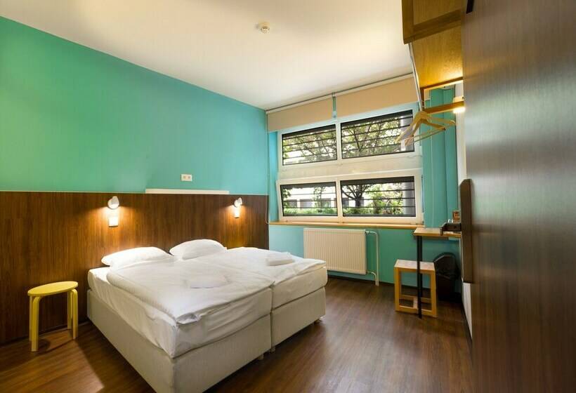 اتاق استاندارد با سرویس بهداشتی مشترک, Safestay Bratislava Presidential Palace