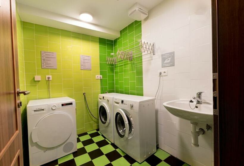 اتاق استاندارد با سرویس بهداشتی مشترک, Safestay Bratislava Presidential Palace