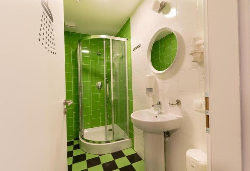 اتاق استاندارد با سرویس بهداشتی مشترک, Safestay Bratislava Presidential Palace