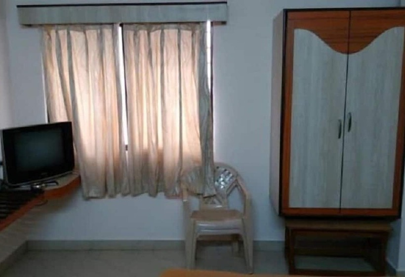 חדר דלוקס, Iroomz Amrutha Residency
