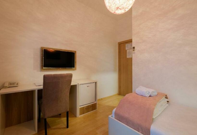اتاق استاندارد یک تخته با بالکن, Airport Hotel Garni