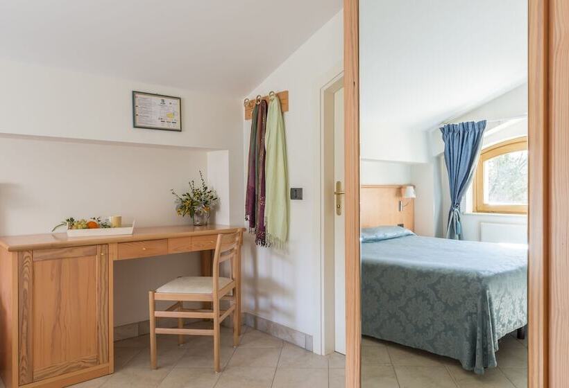 اتاق استاندارد سه نفره, Albergo Il Giardino Del Rio
