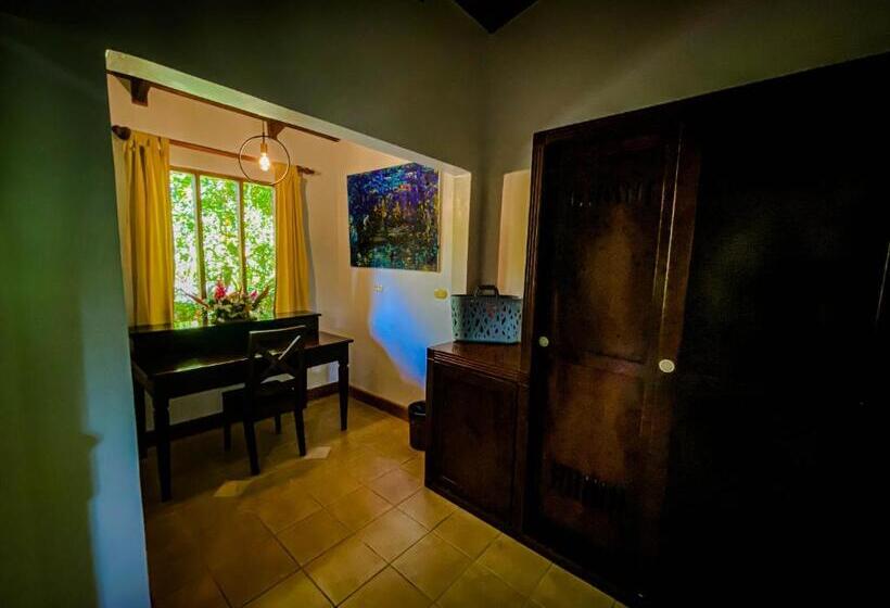 سوییت سوپریور, Jaco Hotel Docelunas