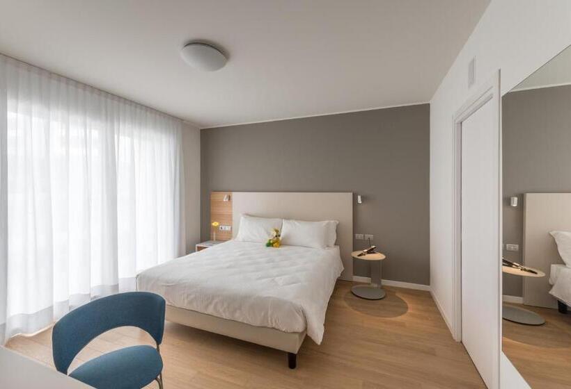 Апартаменты 3 Спальни, Hesperia Hotel & Residence