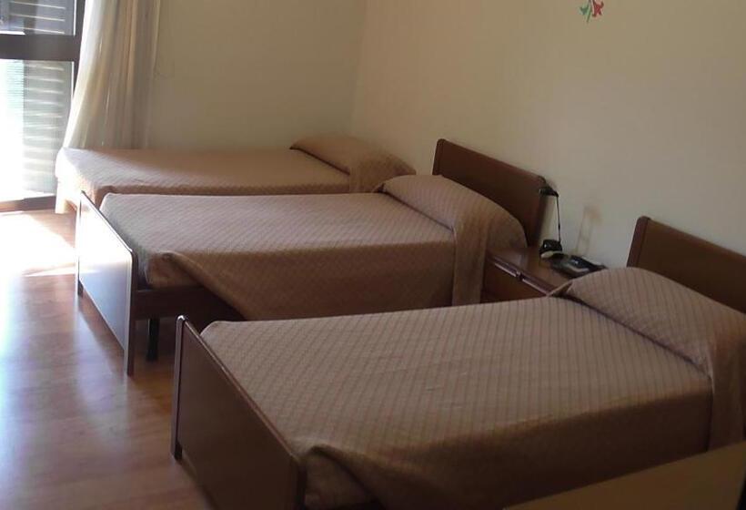 Номер Стандарт Трехместный, Galles