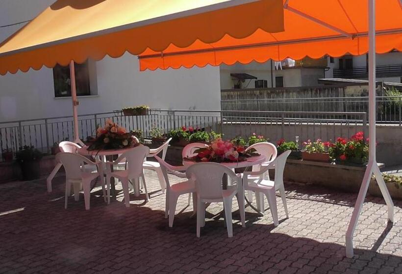 Номер Стандарт Трехместный, Galles