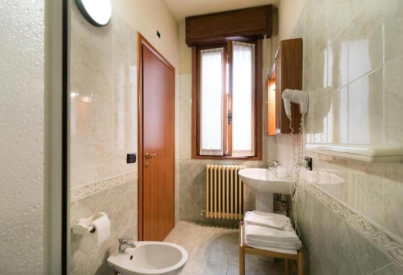 스탠다드 트리플 룸, Albergo Il Torchio