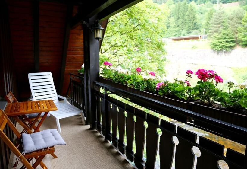 Семейный Номер, Das Waldhaus