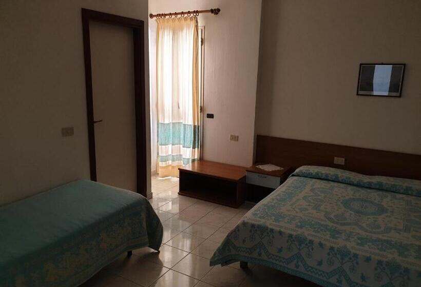 اتاق استاندارد سه نفره, Riccio