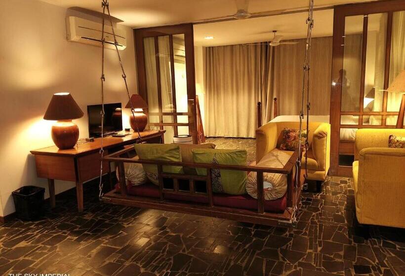 Четырехместный Номер Стандарт с Балконом, The Sky Imperial Aarivaa Luxury Stays