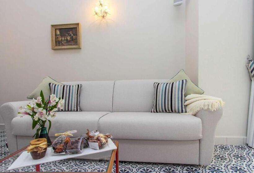 Family Suite, Diecisedici