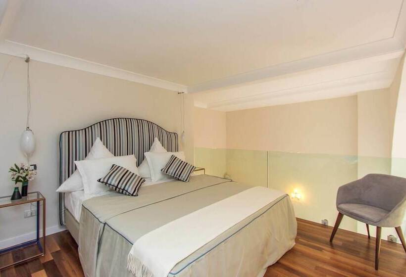 Family Suite, Diecisedici