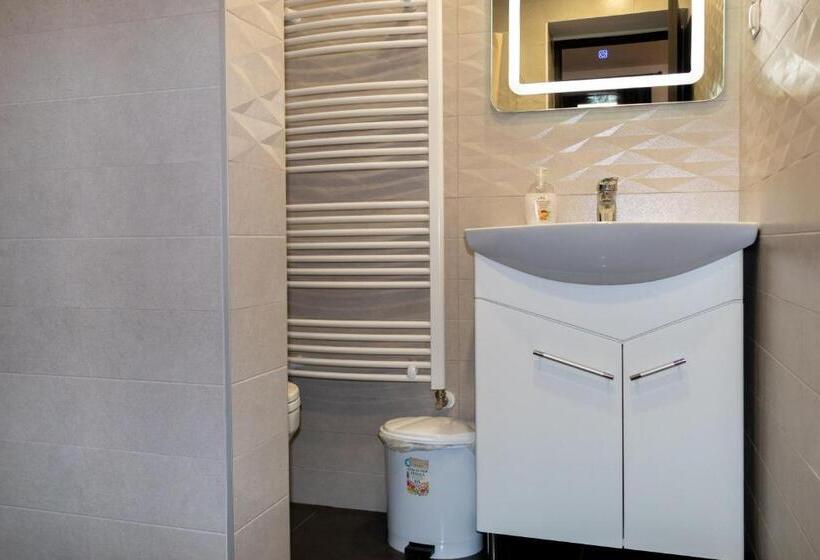Quarto Familiar, Tranzit