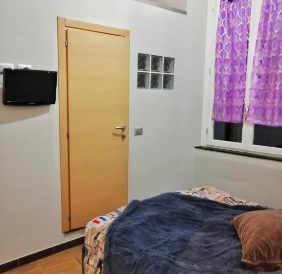 آپارتمان یک خوابه با دری مشترک که هال را جدا می کند., Casa Dei Mombri