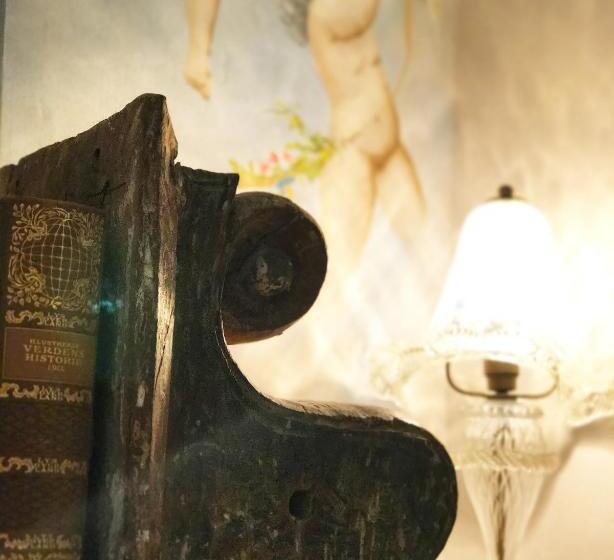اتاق لوکس, La Corte Di Ambra