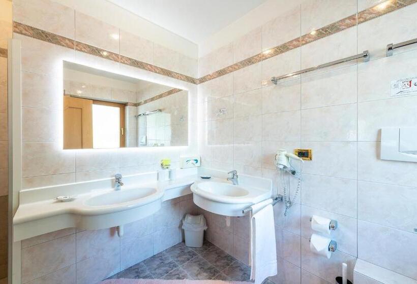 جناح جونيور, Moserhof