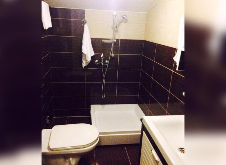 Economy Triple Room, Theranda