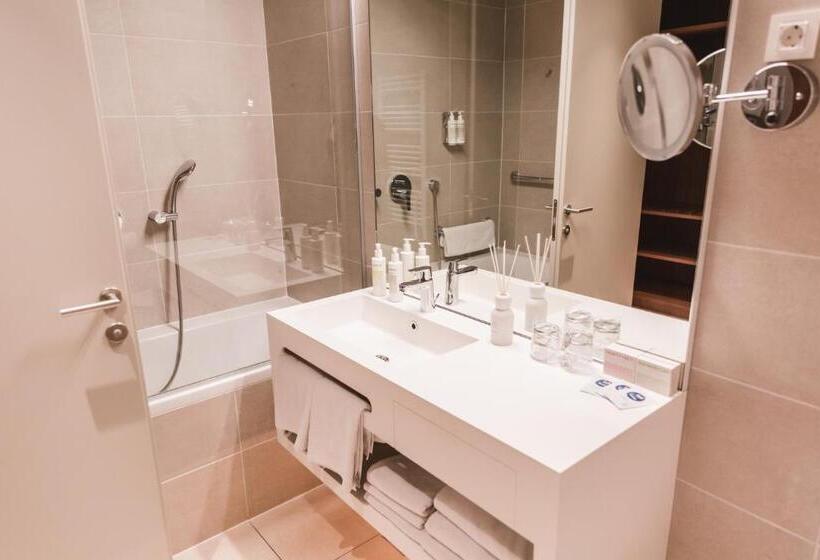آپارتمان 2 خوابه با بالکن, One Suite