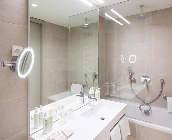 آپارتمان 2 خوابه با بالکن, One Suite