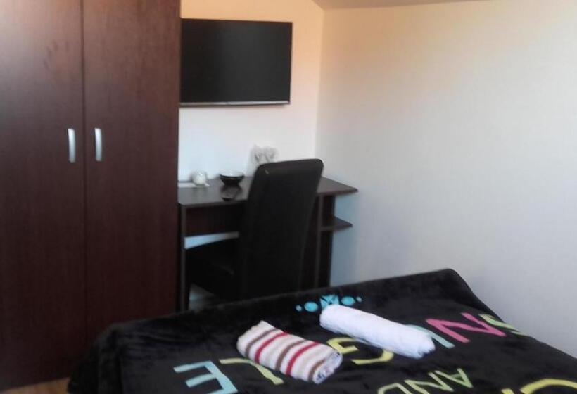 اتاق لوکس, Hostel In Club