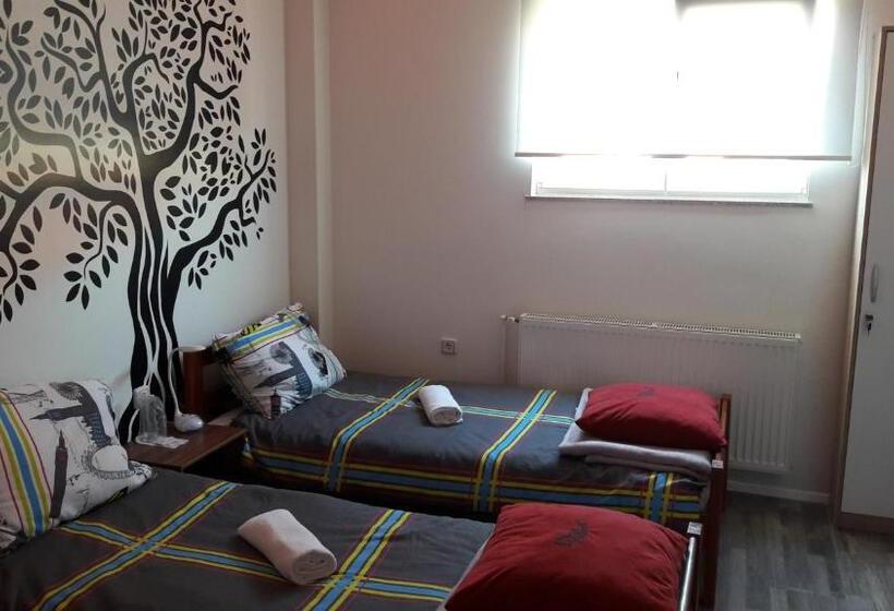اتاق لوکس, Hostel In Club