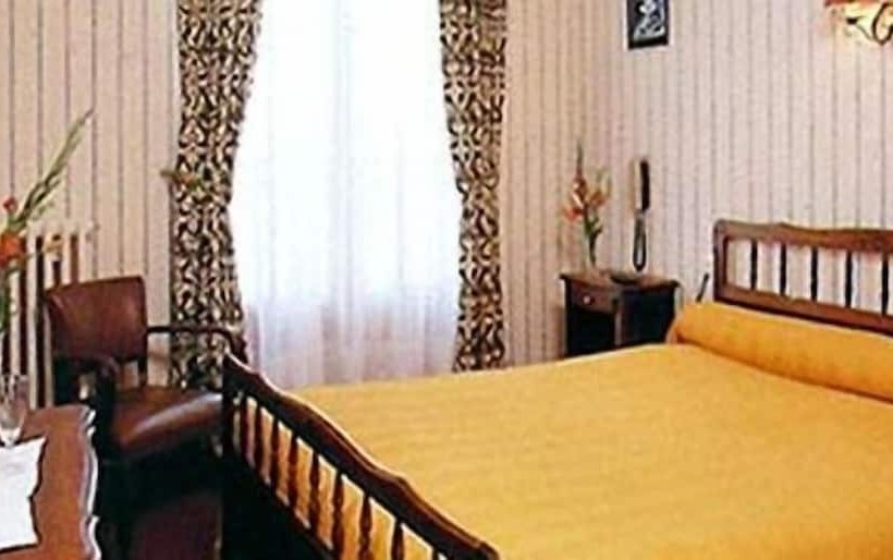Номер Стандарт, Hôtel De La Place