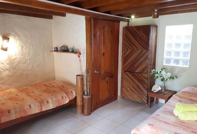 Номер Стандарт Трехместный, La Barquita Beach Hostel