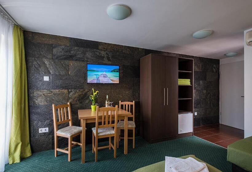 Трехместный Номер Стандарт с Балконом, Babi Guesthouse   Babi Vendégház