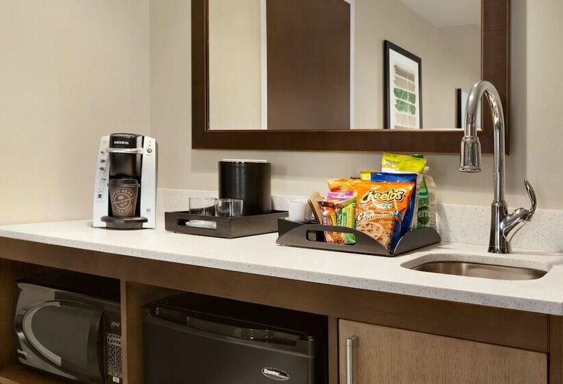 Студия Премиум, Embassy Suites By Hilton Wilmington Riverfront