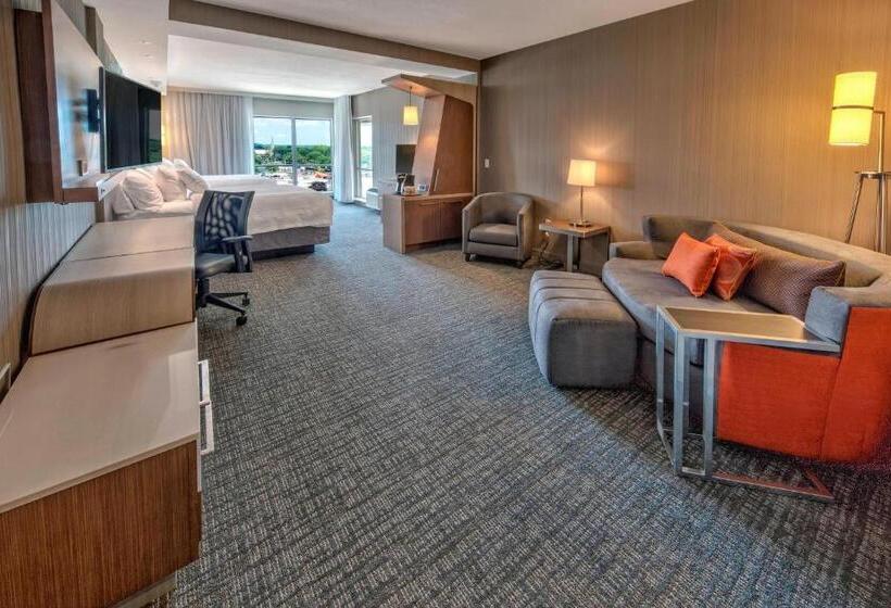 Люкс, Courtyard By Marriott Westbury Long Island