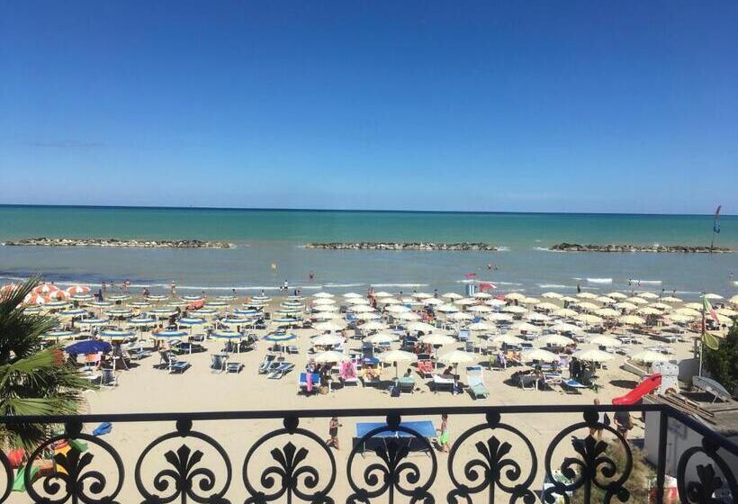 Семейный Номер Вид на Море, Baia Marina