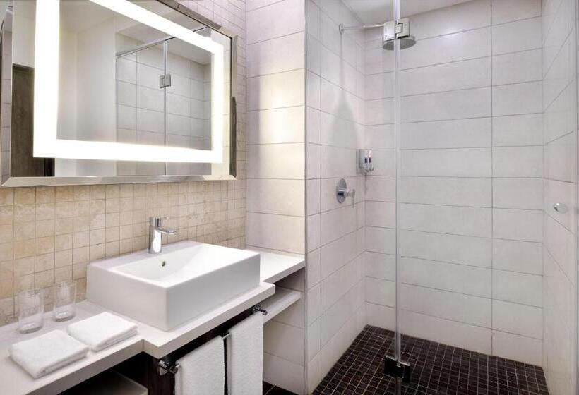 اتاق لوکس با تخت بزرگ, Four Points By Sheraton Nairobi Airport