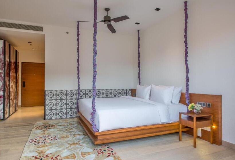 带大床的豪华间, Azaya Beach Resort Goa