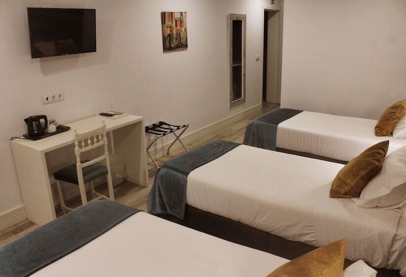 Трехместный Номер Стандарт с Балконом, Art'otel Barcelos