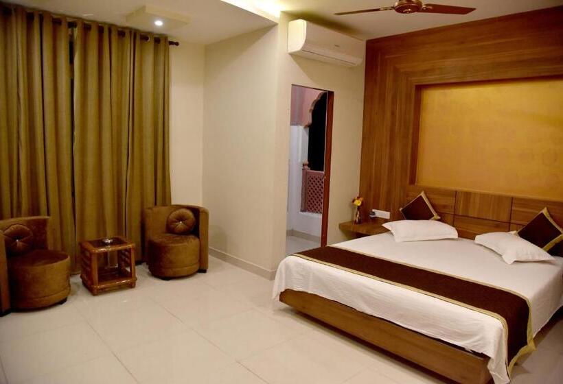 带大床的豪华间, Triveni Residency