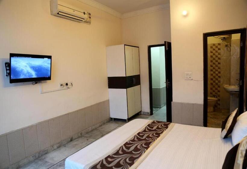 Deluxe Suite King Bed, Time Square Guest House