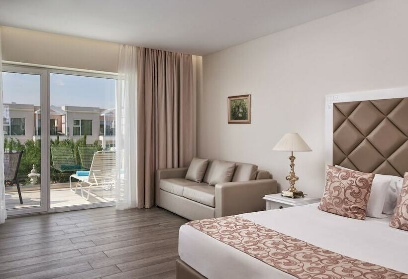 Номер Superior Вид на Бассейн, Sandy Villas Resort