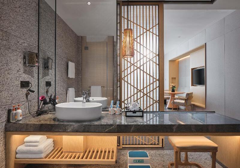 اتاق استاندارد با بالکن و چشم‌انداز دریا, Crowne Plaza Sanya Haitang Bay Resort, An Ihg