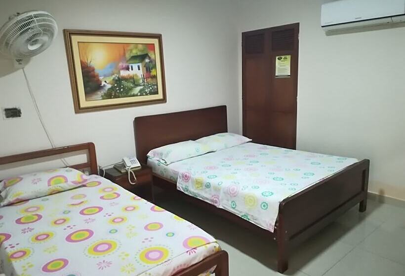 اتاق استاندارد سه نفره, Granada Inn