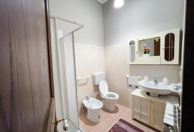 اتاق استاندارد چهار تخته, Dolmen House
