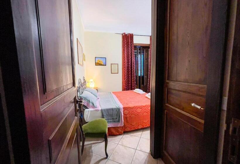 اتاق استاندارد چهار تخته, Dolmen House