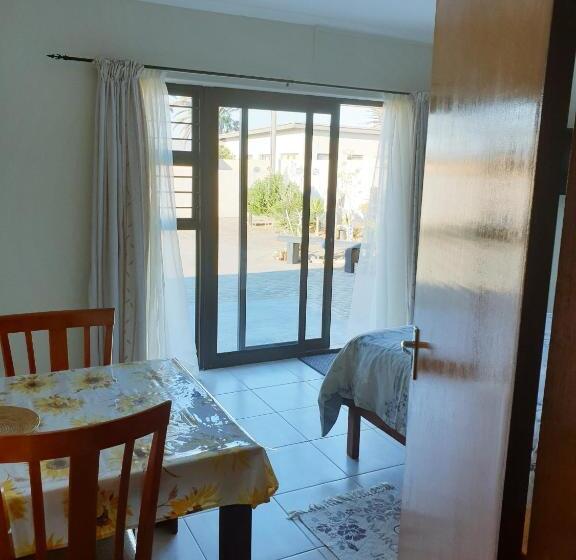 اتاق خانوادگی, Sunflower Self Catering