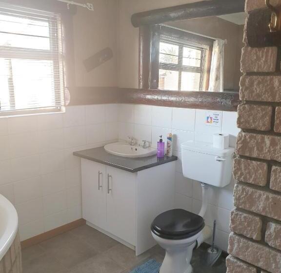 اتاق خانوادگی, Sunflower Self Catering