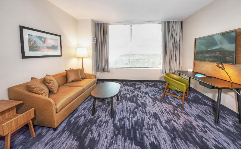 带大床的标准工作室, Fairfield Inn & Suites By Marriott Ottawa Airport