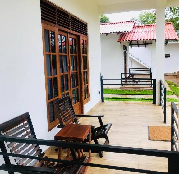 اتاق لوکس با بالکن, Into The Wild Sigiriya